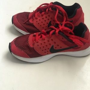 childrens red nike trainers